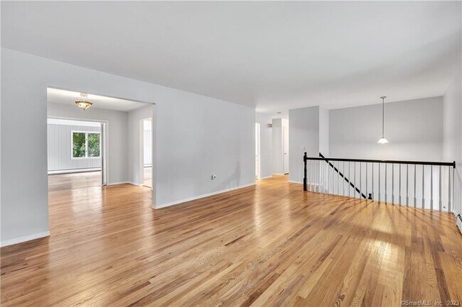 Building Photo - 4 Cranbury Woods Rd