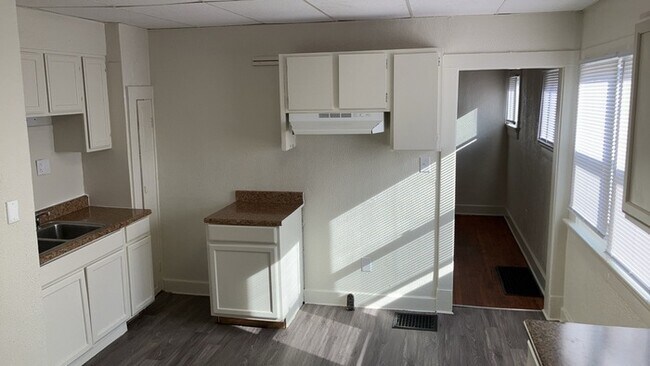 Building Photo - 338 Kenwood Ave