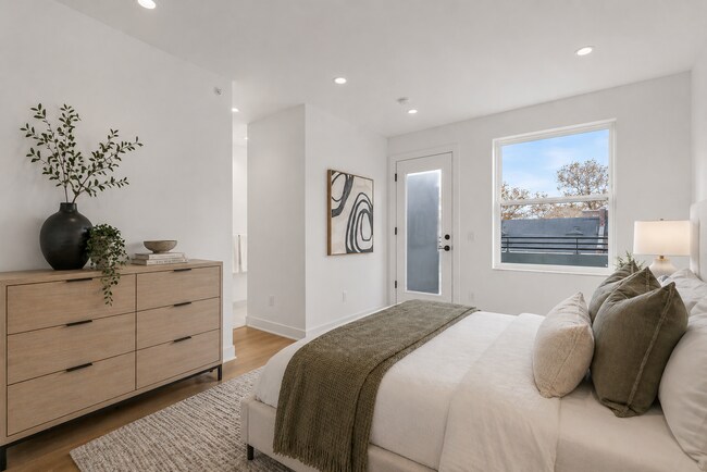 Building Photo - Garage parking, private outdoor space, and skyline views—this Northern Liberties home checks ever...