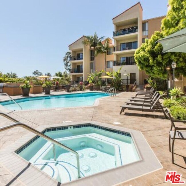 Building Photo - 6600 Beachview Dr