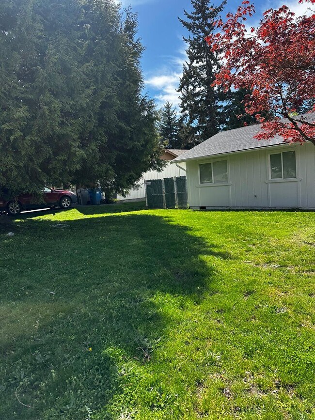 Building Photo - Ready to Move in Refreshed Ramber!