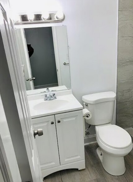 Building Photo - 820 N Lakewood Ave