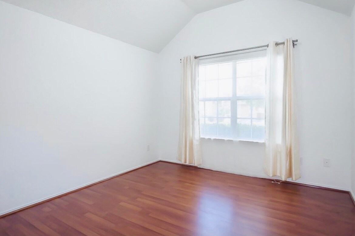 Building Photo - 5418 Somerset Dr