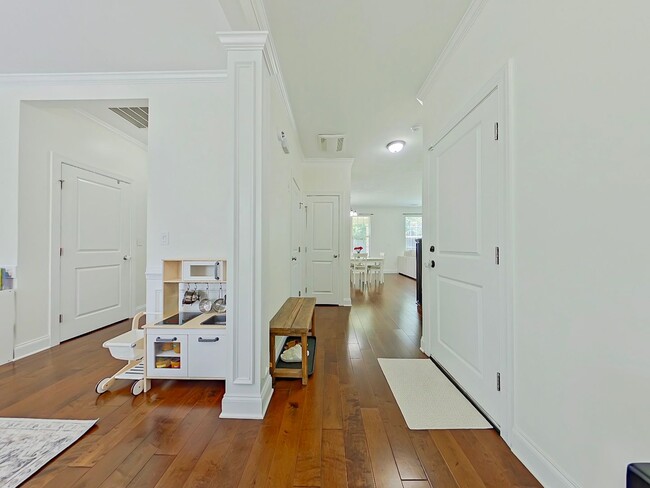 Building Photo - Beautiful 4 Bedroom home in Canterbury Farms!