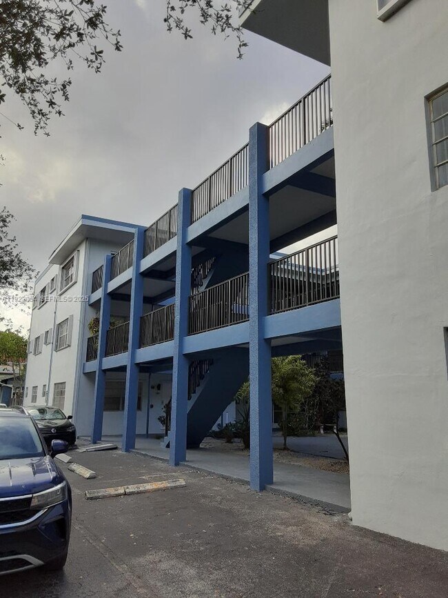 Building Photo - 1943 Monroe St