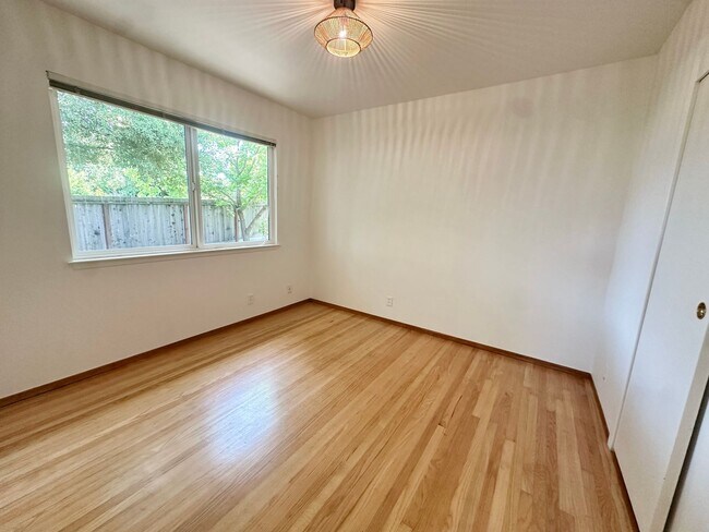 Building Photo - Charming Terra Linda Home in San Rafael
