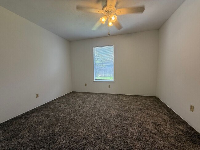 Building Photo - 2920 Sunset Dr