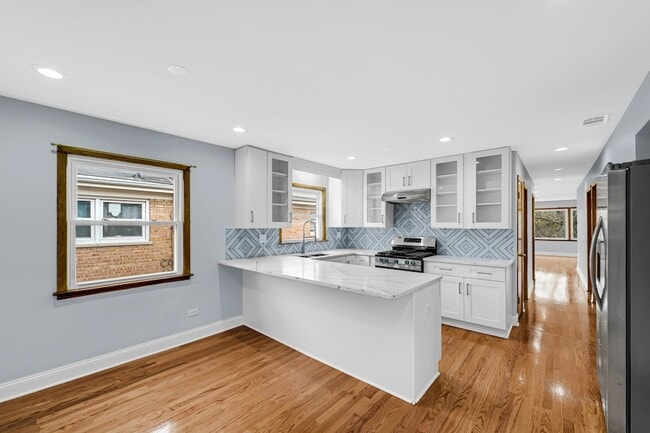 Building Photo - 5740 N Lowell Ave