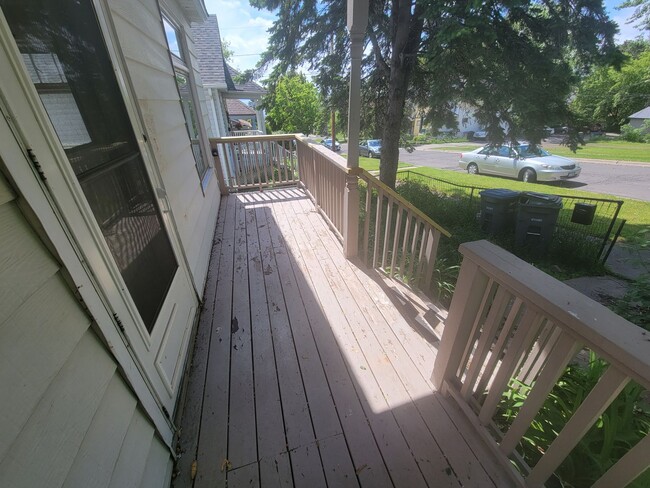 Building Photo - AVAILABLE AUGUST - 2 BED 1 BATH