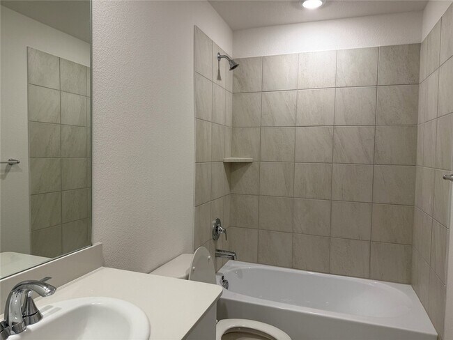 Building Photo - 716 Edgehurst Dr