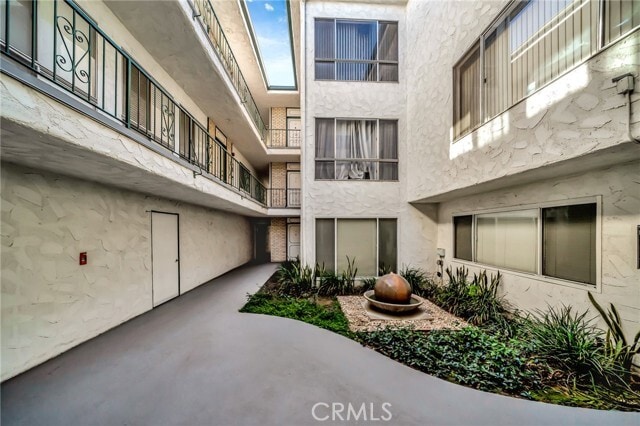 Building Photo - 5315 Zelzah Ave