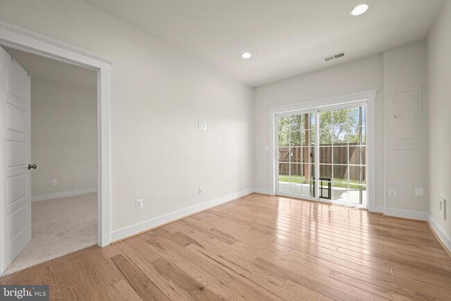 Building Photo - 212 Upper Brook Terrace