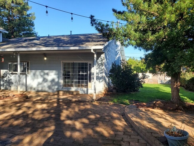 Building Photo - Introducing Your Dream Home:  A perfect blend of comfort and convenience!