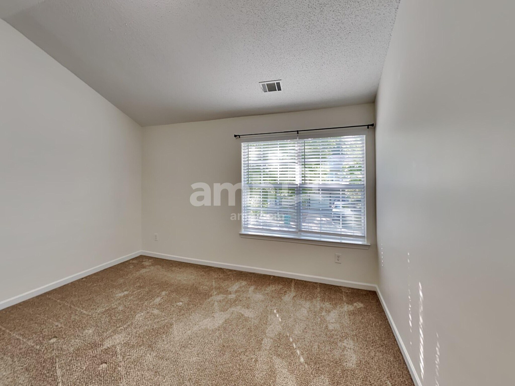 Building Photo - 131 Hidden Creek Dr