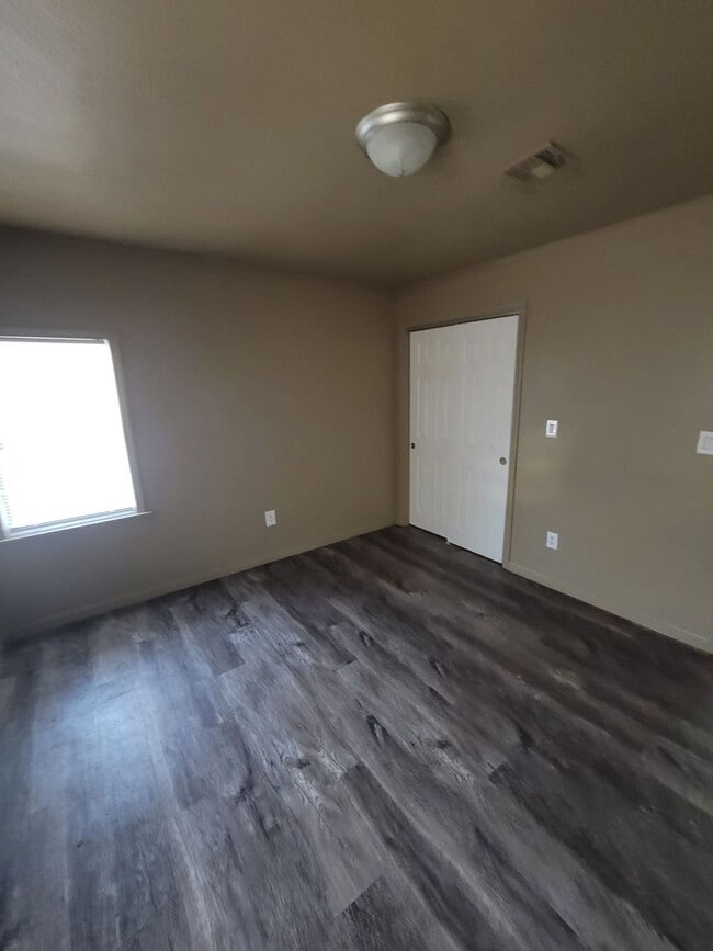 Building Photo - 555 E Harmon Dr