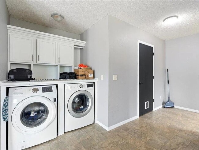 Building Photo - Single level 2 Bedroom Baxter home with attached garage