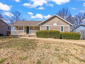 Building Photo - Charming 3-Bed, 2-Bath Home in Lees Summit with 2 Car Garage