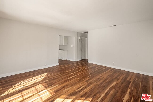 Building Photo - 2939 Oakhurst Ave