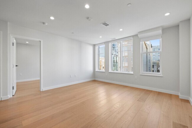 Building Photo - 693 Sutter St