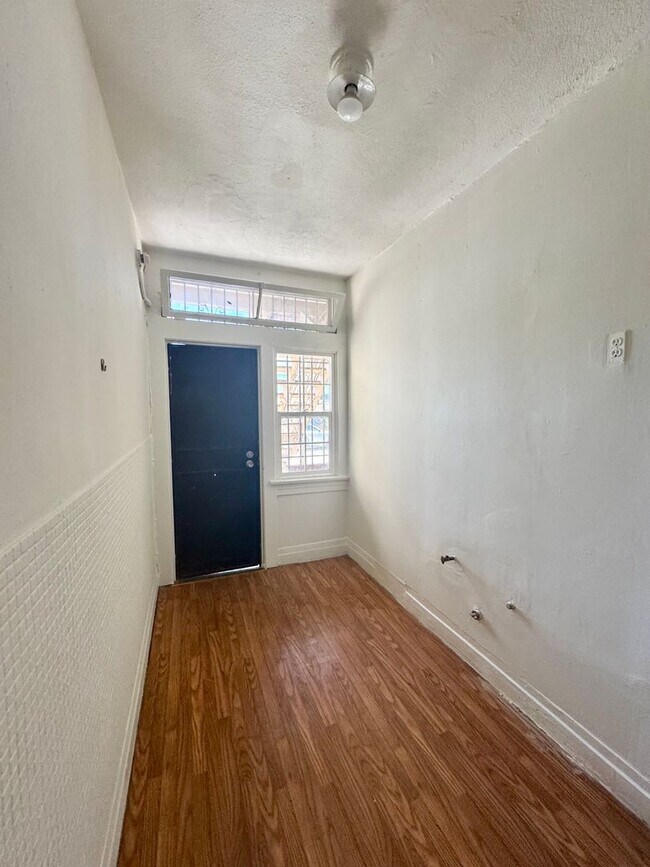 Building Photo - Spacious Unit