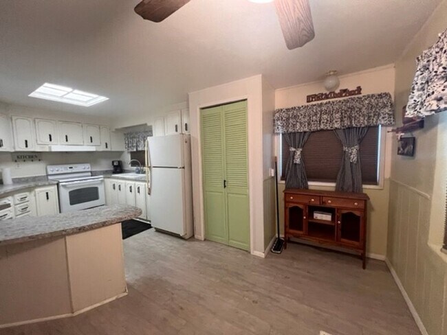 Building Photo - 4 Bedroom doublewide with Garage/Workshop ...