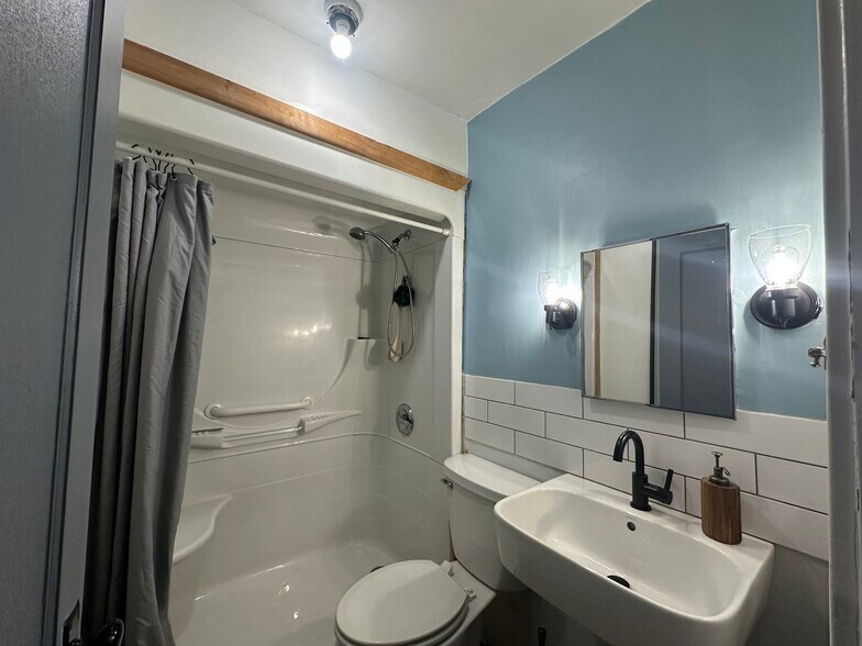 Building Photo - 9453 Maynard Dr