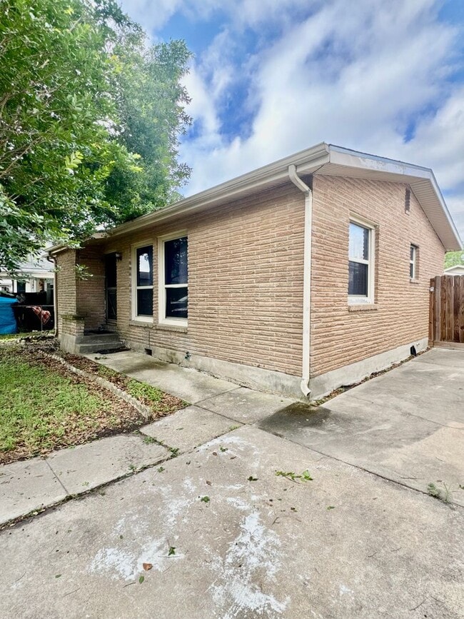 Building Photo - Lexington Subdivision-3/2-Move in ready! Call and schedule today!