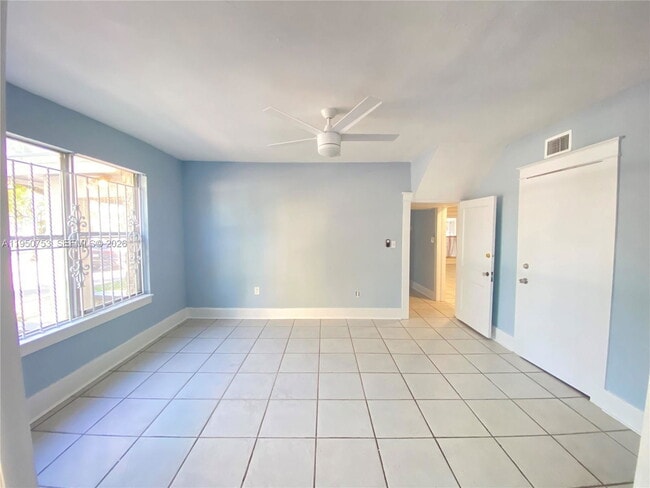 Building Photo - 4600 NE 1st Ave