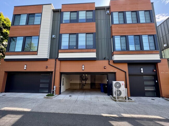 Building Photo - Queen Anne Townhome ~ McGraw Square