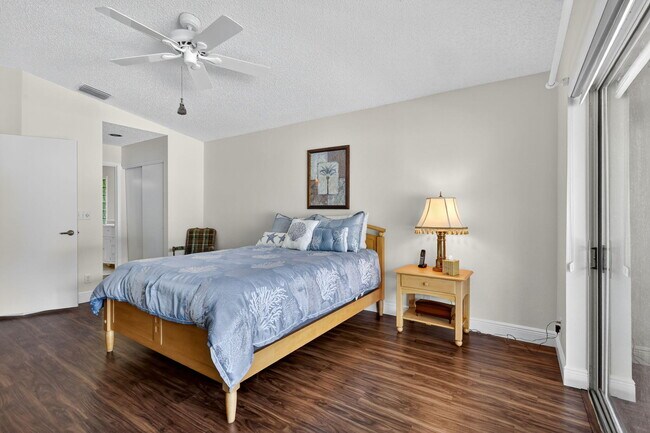 Building Photo - 1520 S Club Dr