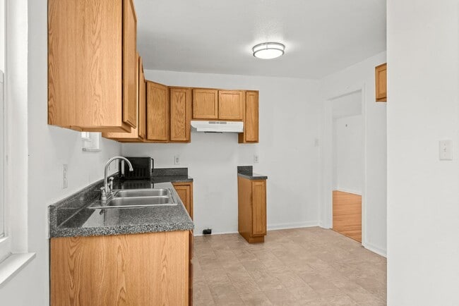 Building Photo - Newly Renovated Alcoa Cottage!!