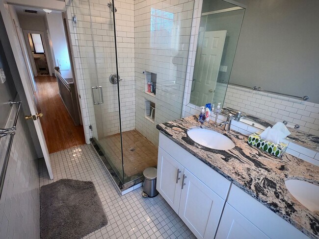 Building Photo - 5444 Claybourne St