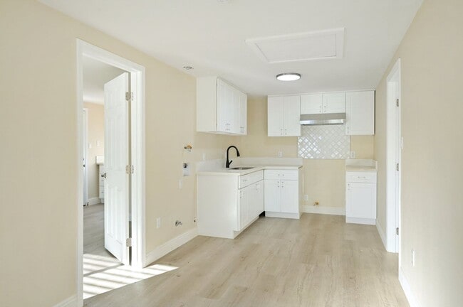 Building Photo - ? 1-Bedroom Gem in Claremont – Utilities I...
