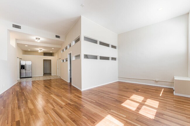 Building Photo - 2120 W Grand Ave