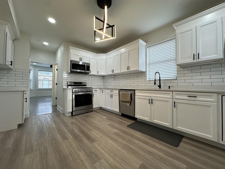 stainless steel huge kitchen - 2630 N Fairfield Ave