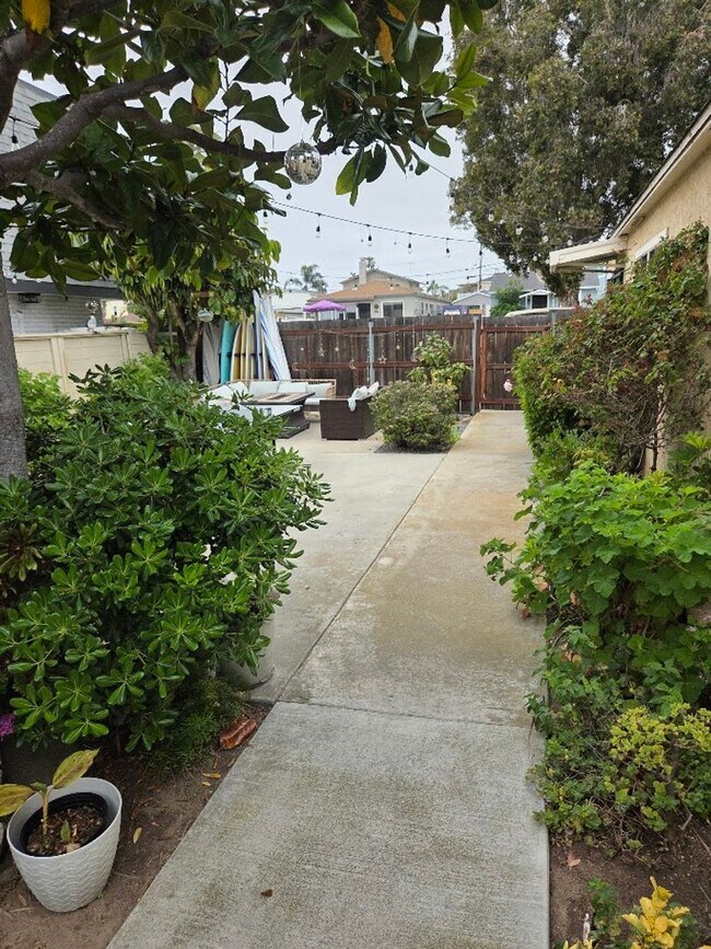 Building Photo - Emerald (3 unit detached)