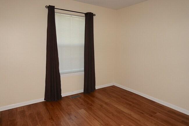 Building Photo - 210 Crestview Dr