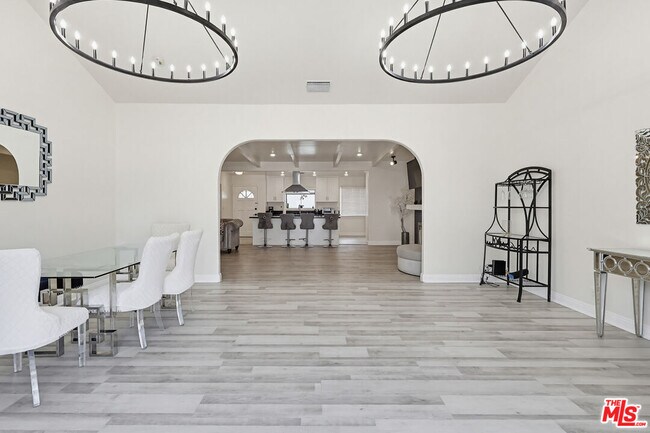 Building Photo - 9209 Paramount Blvd