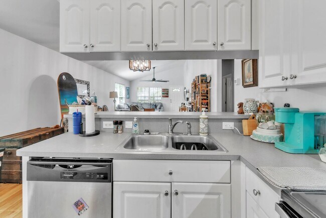 Building Photo - Beautiful 3 / 2 single family home across ...