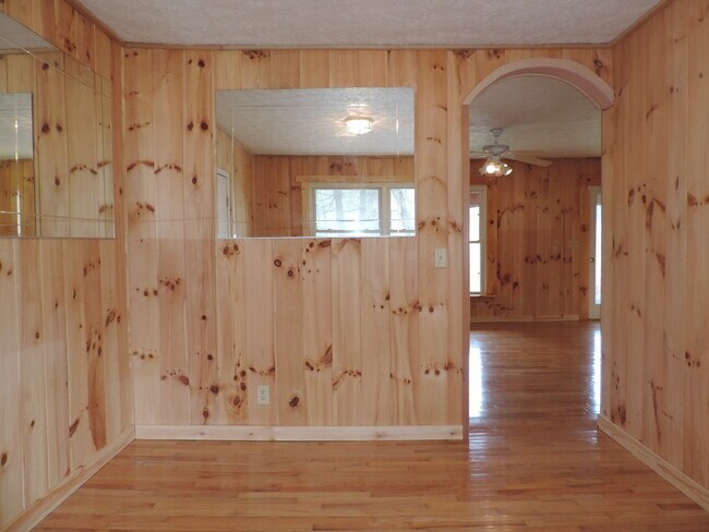 Building Photo - 3/1.5 in Vilas; Easy Access and Close to Boone!