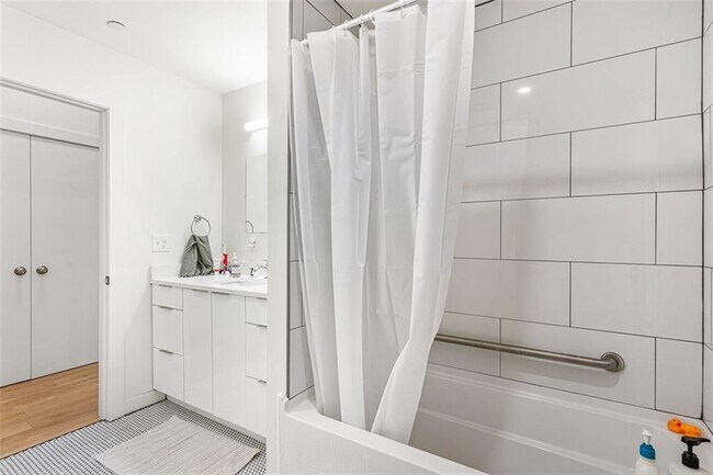 Building Photo - 71 Richmond St