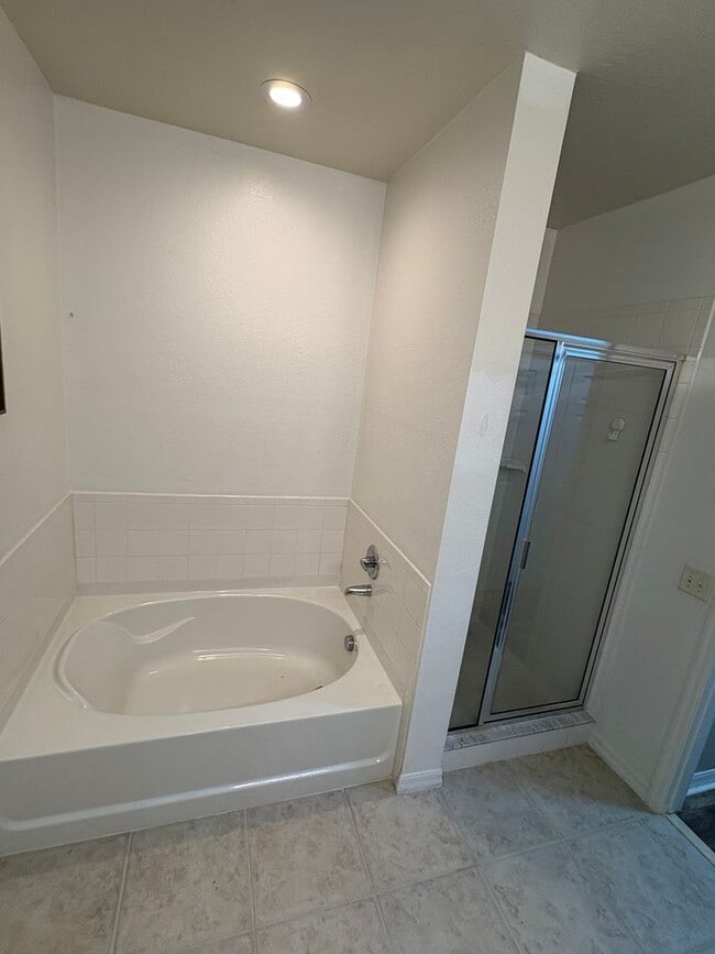 Building Photo - Bright & Beautiful 2/2 Condo in The Estate...