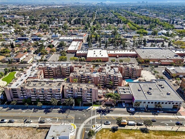 Building Photo - 450 E 4th St