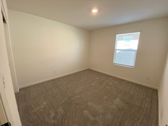 Building Photo - Gorgeous Like Low Maintenance 4 Bedroom wi...