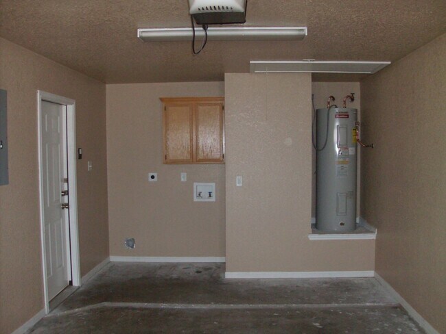Building Photo - Spacious Duplex for Rent – Close to Clear ...