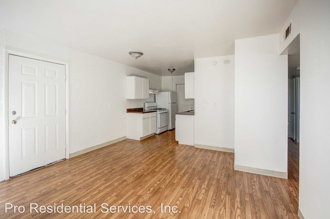 Building Photo - 334 W Valencia Rd