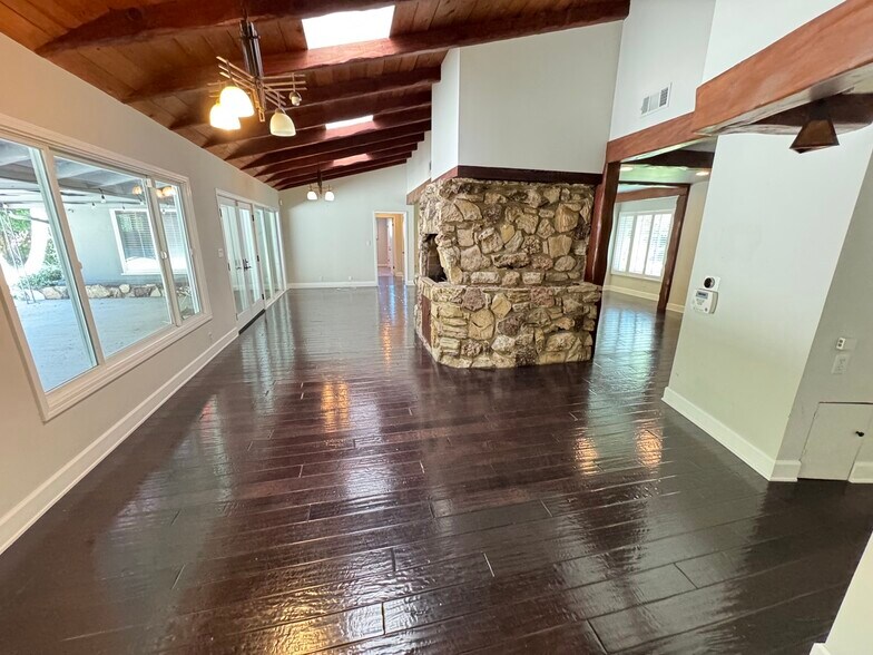 Building Photo - 3957 Woodfield Dr