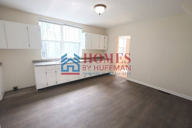 Building Photo - Three Bedroom House | Two Bathrooms | Detached Garage