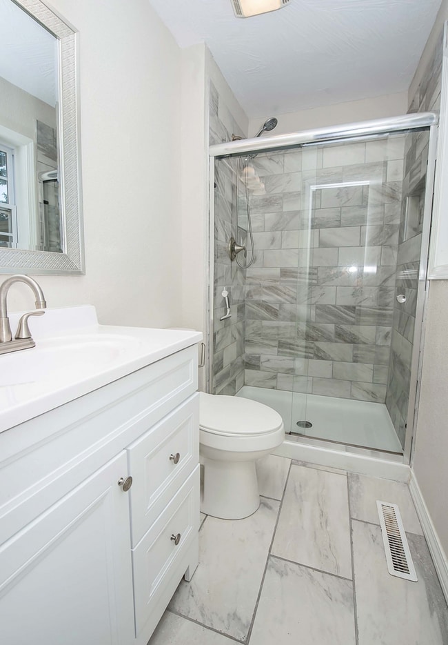 Building Photo - Privacy Fenced, 3 bed 3 bath in South Springfield (Ask about our special)