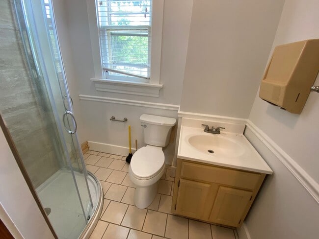 Building Photo - Huge Brick House! Free Parking!